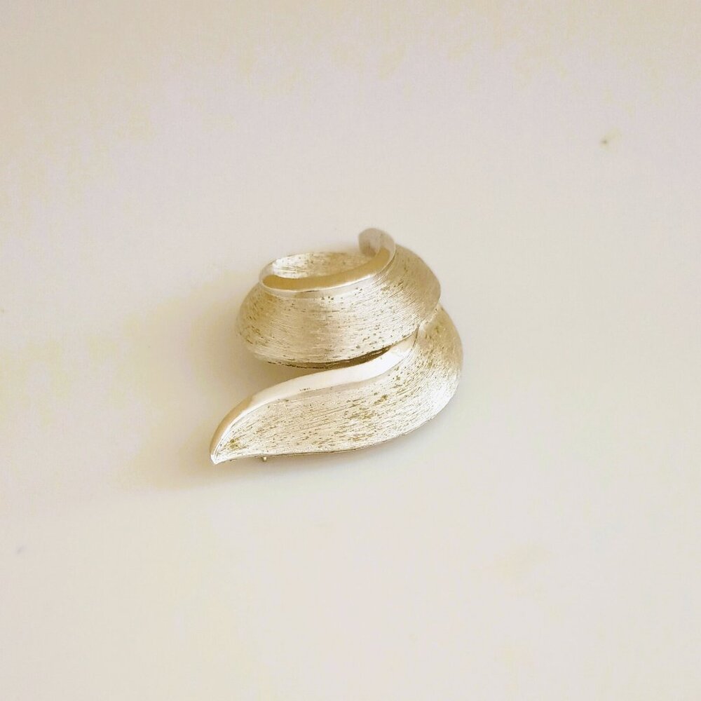 Trifari Swirl Brushed Silver Brooch Vintage Textured Wave Ribbon Pin Jewelry